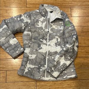 The North Face Lightweight Gray and White Camo Puffer Jacket Women’s S/P